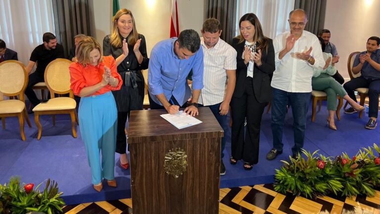 O governador assinou hoje uma ordem de serviço para construir uma creche em Brasil Novo