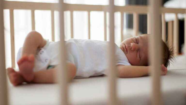 Qual roupa colocar no bebê para dormir no verão